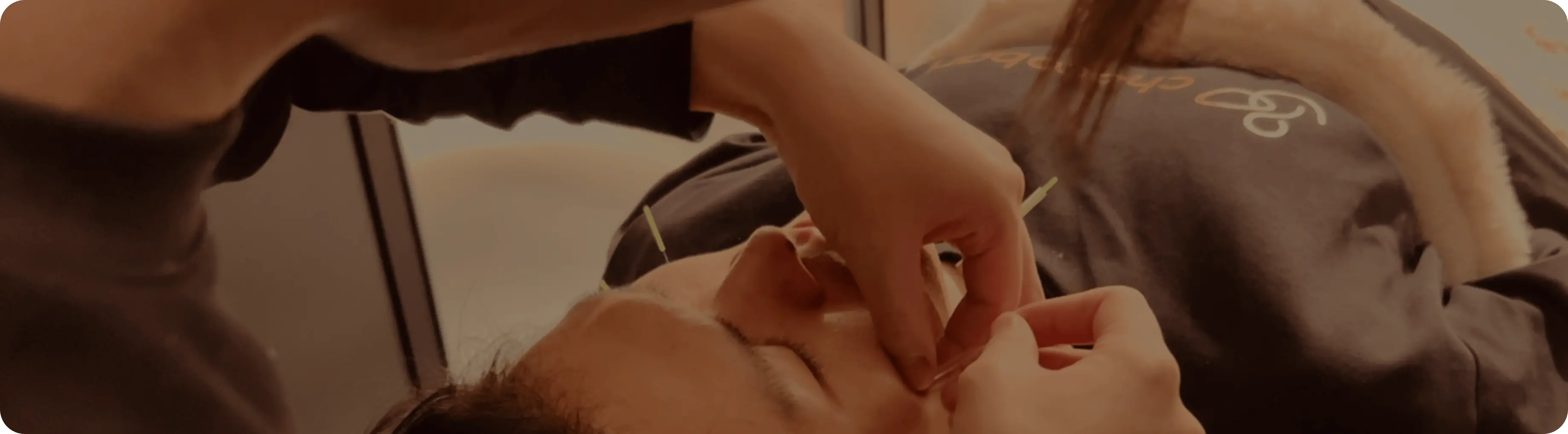 スタッフが施術を行っている様子