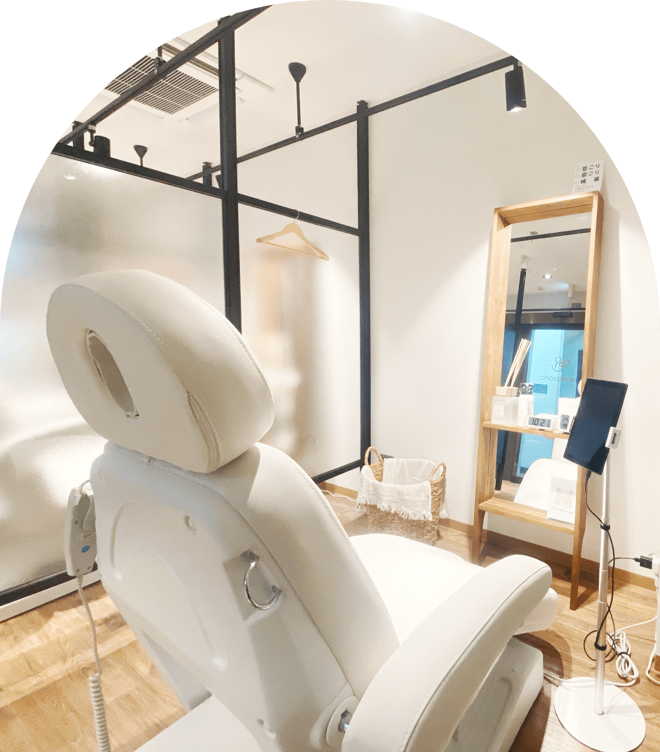 美容鍼サロンの施術チェアと室内の様子