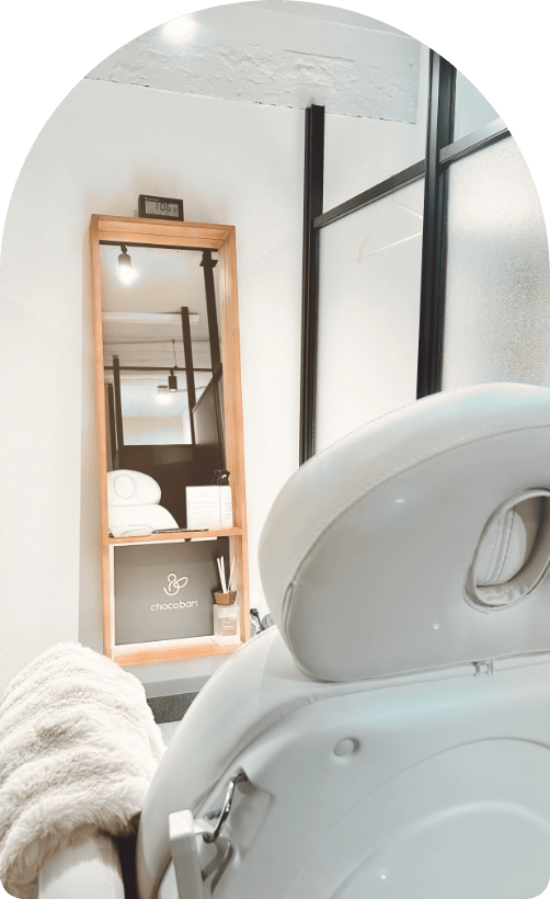 施術チェアと鏡が設置された清潔感のある室内