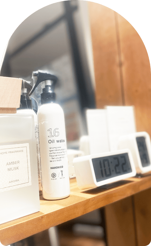 美容グッズが並ぶサロンのカウンター