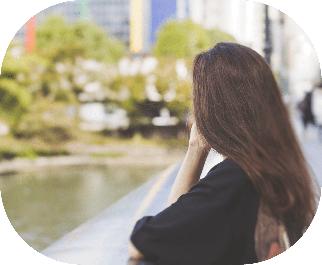 景色を眺めプライベートタイムを満喫している女性の後ろ姿