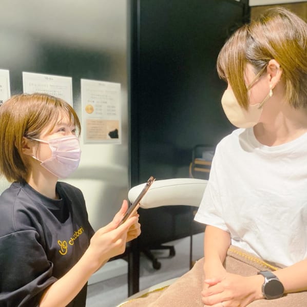 スタッフが笑顔で丁寧にカウンセリングを行う様子