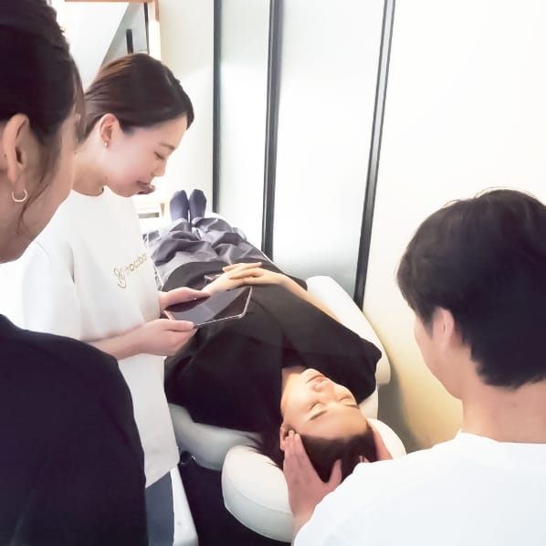 国家資格を持つスタッフが連携して施術を行う様子
