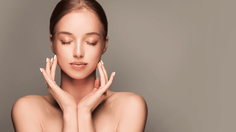 顔に手を添える女性