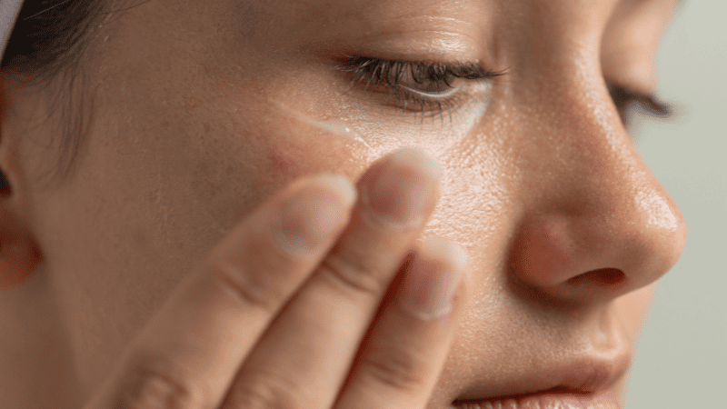 顔を保湿している女性