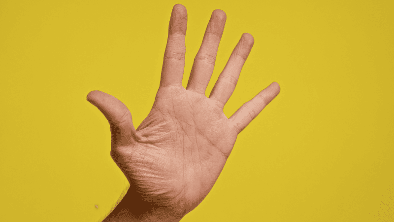 手を差し出して注意喚起している女性