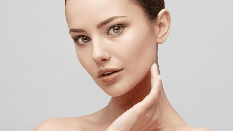 フェイスラインを触る女性