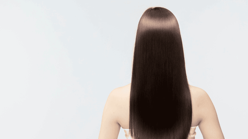 ロングヘアの女性の後ろ姿