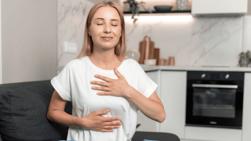 深呼吸してリラックスする女性