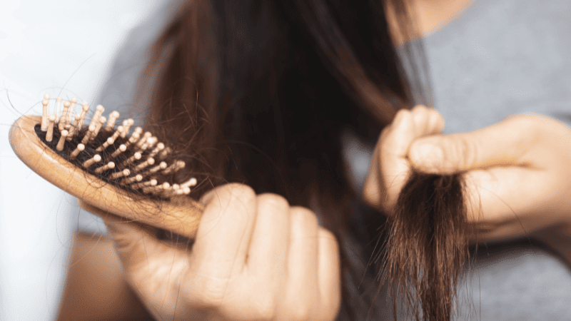 髪の毛をブラシで梳かしている様子