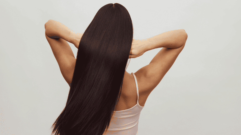 長い髪の毛を下ろしている女性