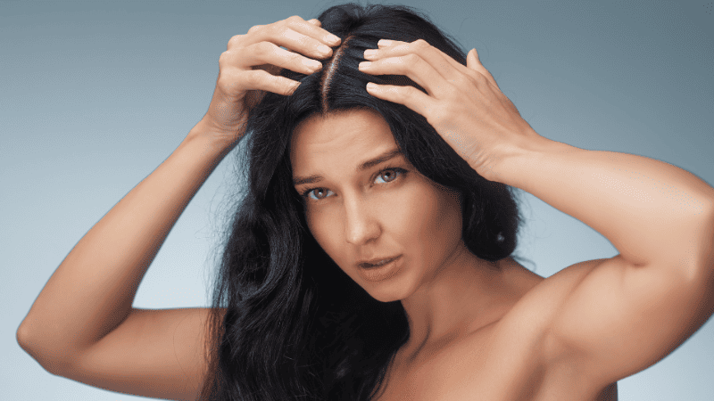 分け目を気にする女性