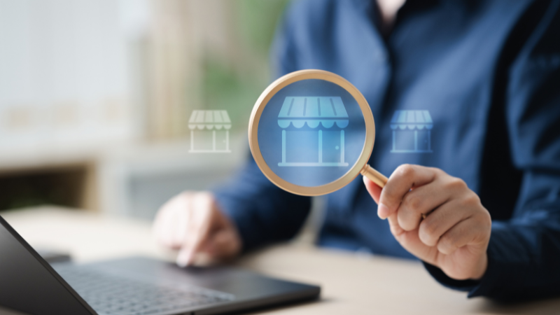 虫眼鏡を持っている男性