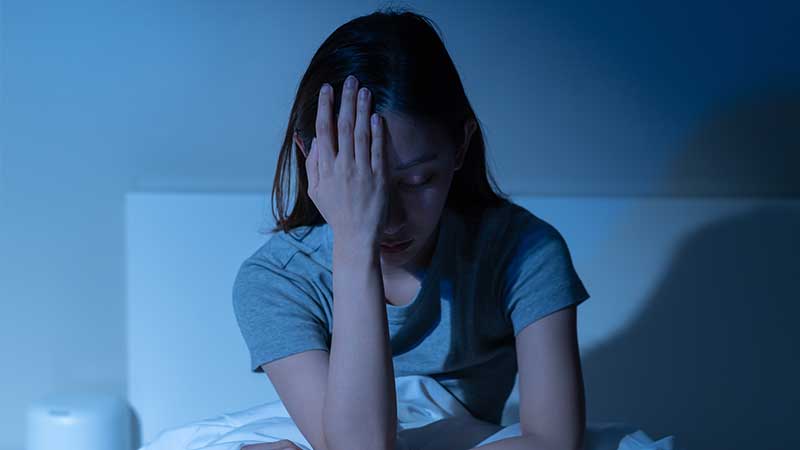 不眠に悩む女性