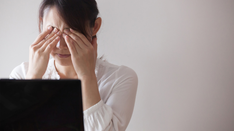 眼精疲労の女性