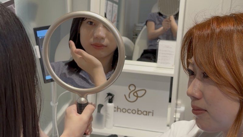 施術後の仕上がりを鏡で確認する様子