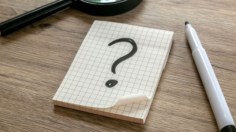 ？マークが書かれたメモ