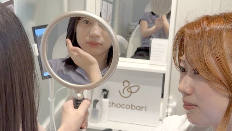 chocobariのカウンセリングで、スタッフがお客様と一緒に鏡でお顔を確認している様子