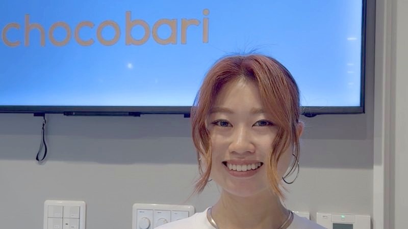 chocobariの店頭で笑顔のスタッフ